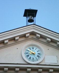 Façade avec horloge et clocle