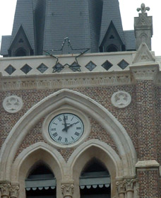 Cadran de l'église surmonté d'une décoration de Noël