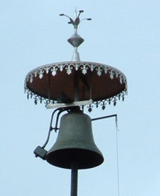 Cloche ornée d'un chapeau