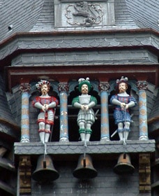 Picantins sur l'horloge de l'Hôtel de Ville de Compiègne