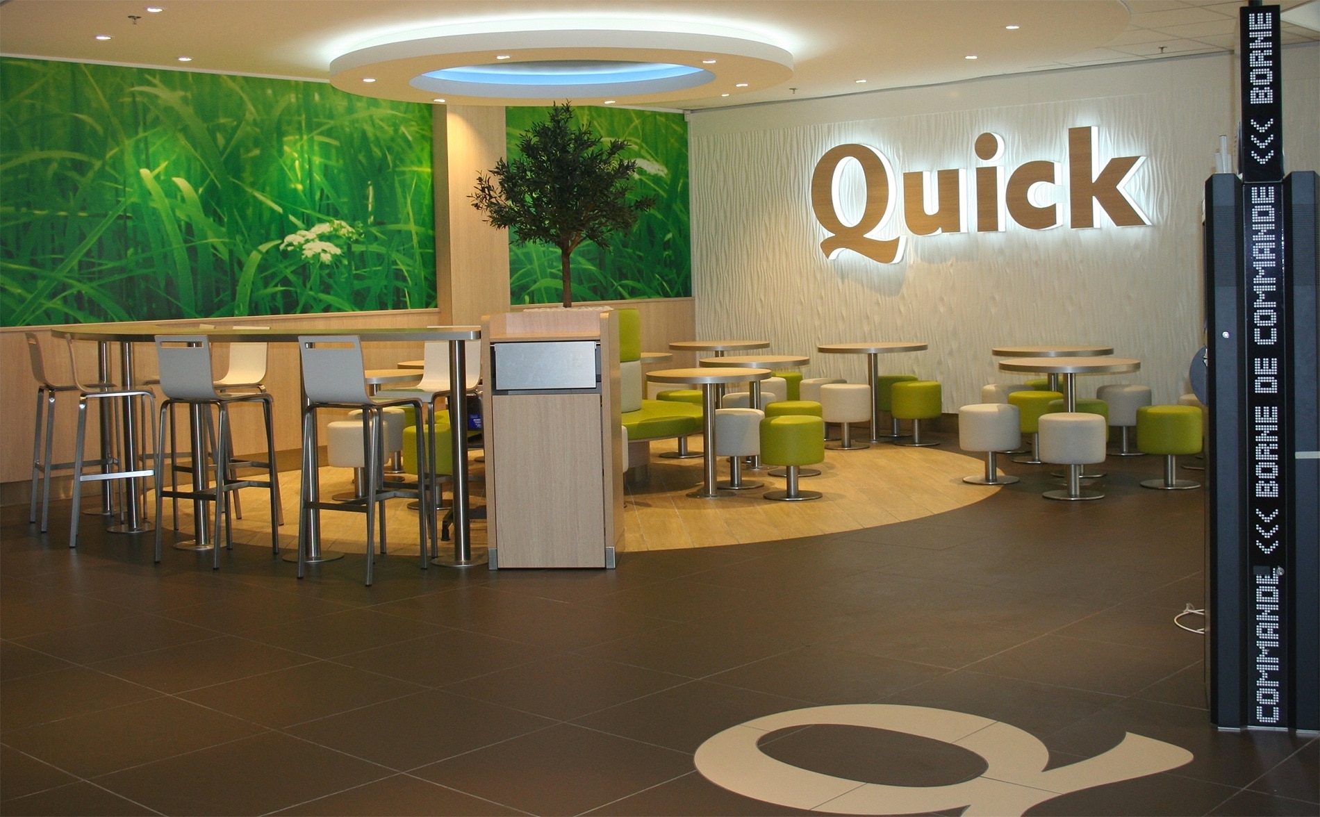 Enseigne Quick disposant du système proposé par Huchez Photo d'un restaurant Quick