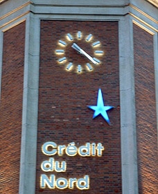 Façade éclairée du Crédit du Nord de Lille