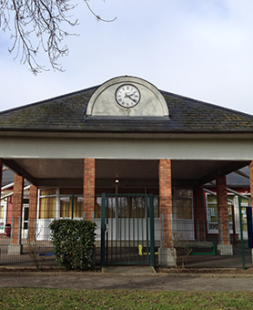 Horloge à l'entrée de l'école de saint just en Chaussée