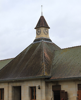 Façade des écuries Darley à Gouvieux avec l'horloge huchez