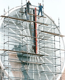 Chantier d'installation de l'horloge de la gare RER de Cergy Saint-Christophe