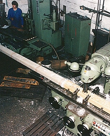 Préparation en usine des éléments de l'horloge de la gare de Cergy