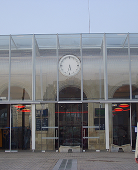 Entrée de la gare SNCF de Mants et son horloge huchez