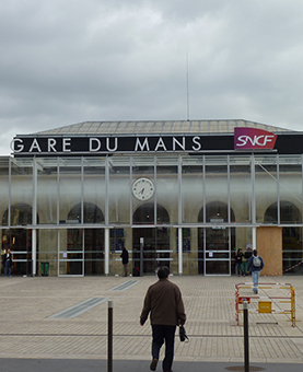 Façade avant de la gare du Mans et de son horloge