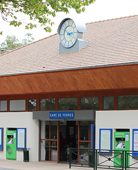 Façade avant de la gare SNCF de Yerres et de son horloge huchez