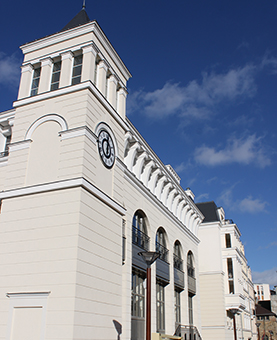 Cadran huchez sur la façade d'un bâtiment de Chaville