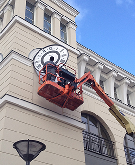 Installation du cadran par des technitiens sur une grue