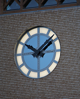 Cadran d'une horloge lumineux la nuit