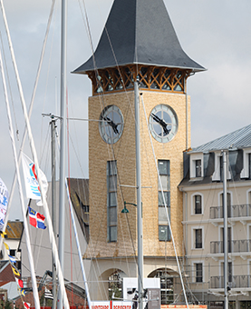 Façade extérieur d'un bâtiment avec plusieurs cadrans huchez