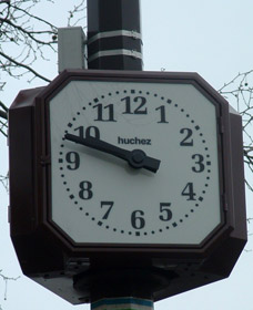 Horloge Huchez fixée sur lampadaire parisien