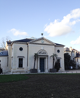 Façade extérieur d'un bâtiment avec une horloge huchez