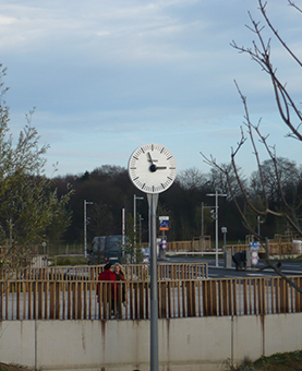 horloge huchez posée sur un poteau