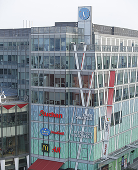 Façade extérieure du centre commercial Okabé avec son horloge