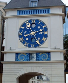 Façade hôtel Plessis-Robinson avec cadran aux feuilles d'or