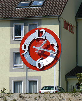 Horloge rouge en argent pour le Restaurant de l'horloge à Besanaçon