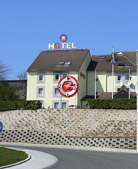 façade extérieure avec l'horloge rouge et argent huchez