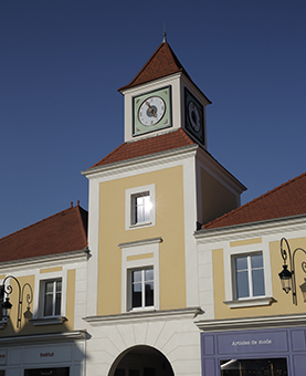 Façade extérieur du zac du théâtre et son horloge huchez