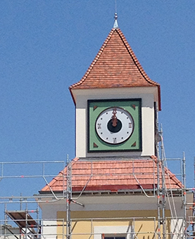 Travaux de pose de l'horloge avec des échafaudage