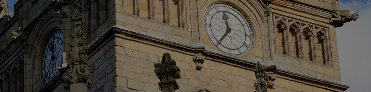 Façade avec horloge monumentale