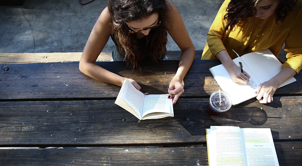 Etudiantes révisant avec livres et cahier