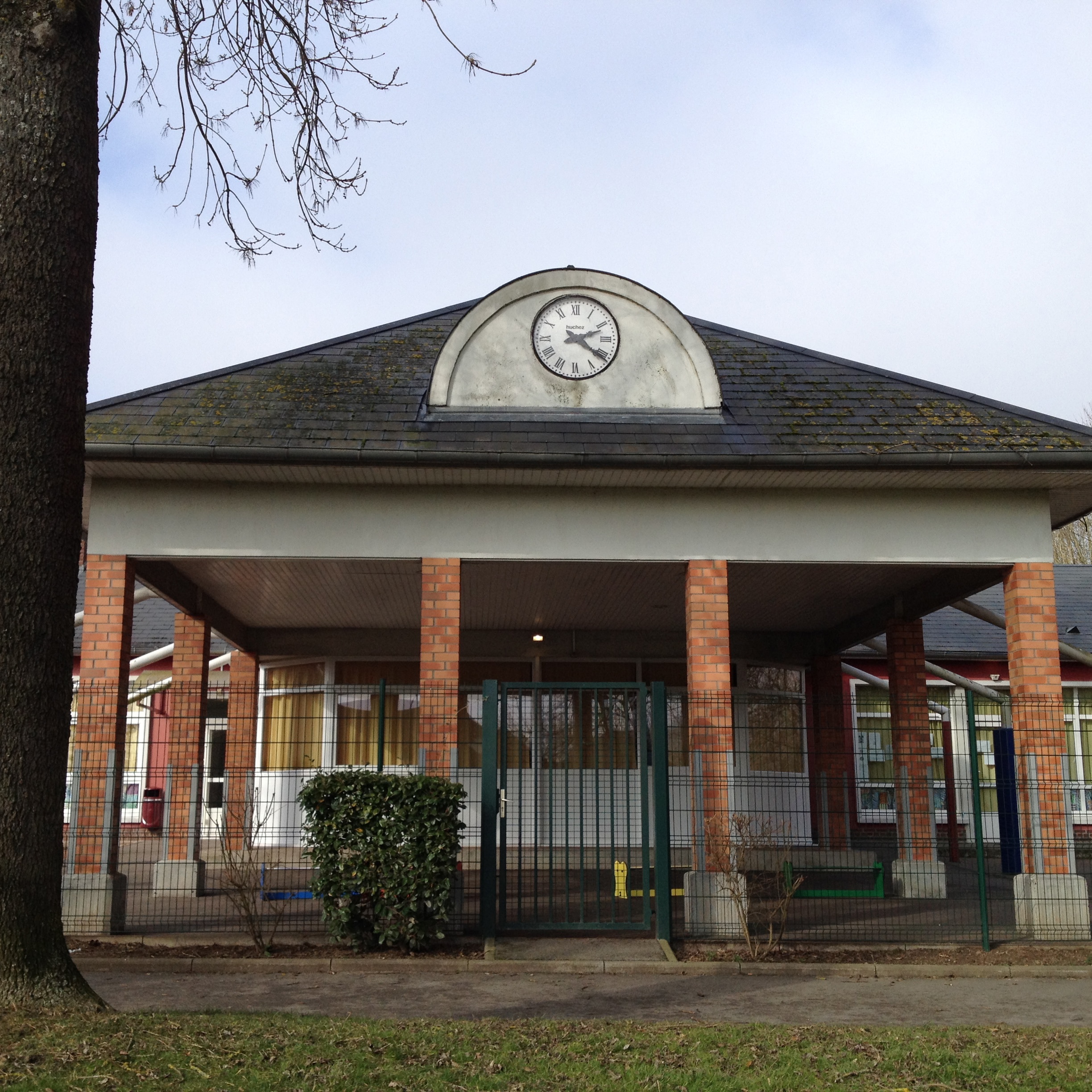 Façade d'école possédant une installation Huchez